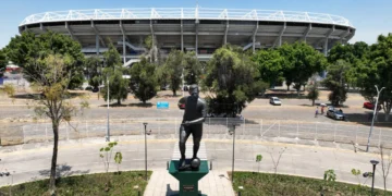 Inauguran estatua de Pelé enfrente del Estadio Jalisco en Guadalajara