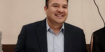 Valenciano «le canta un  tiro» a Alcántar de CONAGUA
