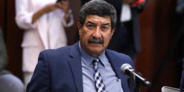 Exhibe investigación ausentismo y cobros de Javier Corral en el Senado