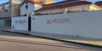 Vuelven a grafitear barda de casa de Javier Corral en Juárez