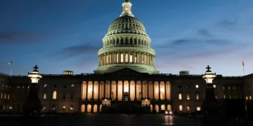Senado aprueba 70,000 millones de dólares para reprimir la inmigración y salva fondos de Trump