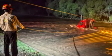 Rescata Protección Civil a cuatro personas atrapadas por la corriente en Bocoyna