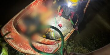 Rescatan a hombre atrapado en dique tras fuertes corrientes pluviales