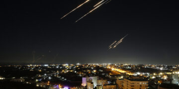 Irán promete respuesta tras bombardeo de Israel en Beirut que violó el alto el fuego