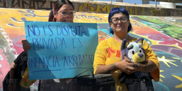 Protesta bajo el puente de Santa Fe por violencia vicaria