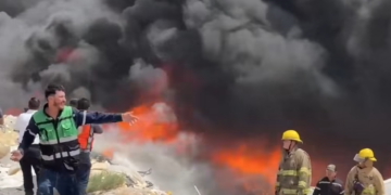 Combaten Bomberos fuerte incendio en recicladora de la Carretera a Casas Grandes