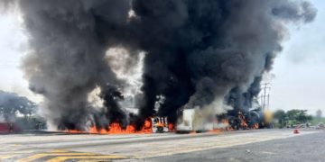 Cierre parcial en la Coatzacoalcos-Villahermosa tras explosión de pipa