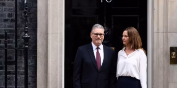 Dimite Keir Starmer como primer ministro británico ante la presión de su partido