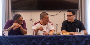 César Jáuregui analiza desarrollo municipal con comunicadores del deporte en Chihuahua