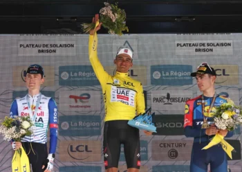Isaac del Toro hace historia al coronarse en el Tour Auvergne-Rhone-Alpes
