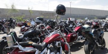 Donan cascos de motociclista para concientizar sobre el uso de protección en Ciudad Juárez