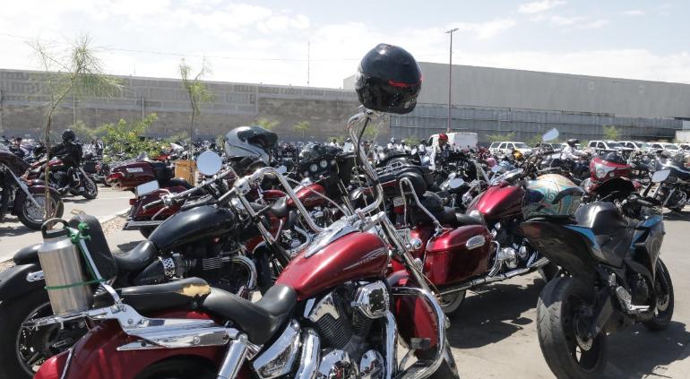 Donan cascos de motociclista para concientizar sobre el uso de protección en Ciudad Juárez