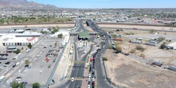 Cruzan 10 pipas diarias de huachicol por aduana de Juárez