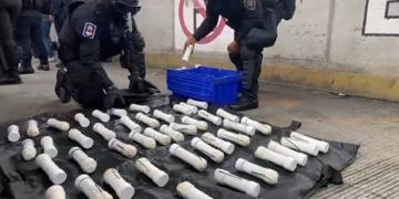 Autoridades aseguran decenas de artefactos explosivos en camiones de normalistas de Ayotzinapa