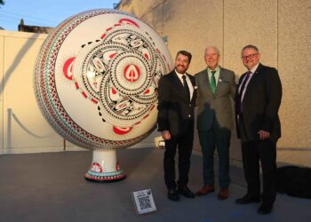 Consulado de México en El Paso exhibe esfera monumental de cerámica de Mata Ortiz