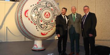 Consulado de México en El Paso exhibe esfera monumental de cerámica de Mata Ortiz