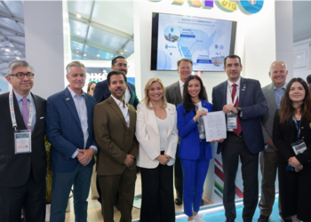 Chihuahua firma convenio de hermanamiento con Wichita durante feria aeroespacial en Reino Unido