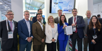Chihuahua firma convenio de hermanamiento con Wichita durante feria aeroespacial en Reino Unido
