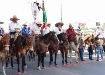 Desfilan más de 600 jinetes de la Cabalgata Villista por el centro de Chihuahua