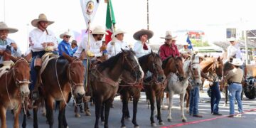 Desfilan más de 600 jinetes de la Cabalgata Villista por el centro de Chihuahua