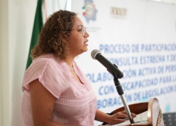 Exigen a Gobernadora firmar pensión universal