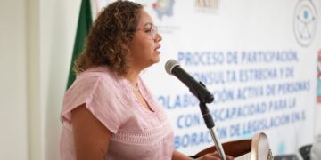 Exigen a Gobernadora firmar pensión universal