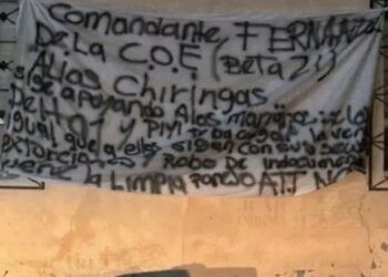 Manta con amenazas contra mando policiaco aparece en iglesia de Ciudad Juárez