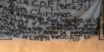 Manta con amenazas contra mando policiaco aparece en iglesia de Ciudad Juárez
