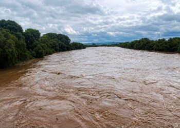Alivio a la sequía; el río Conchos desborda
