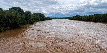 Alivio a la sequía; el río Conchos desborda
