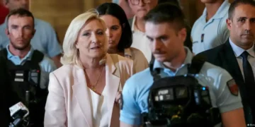 Tribunal de París impone inhabilitación de quince meses a Marine Le Pen