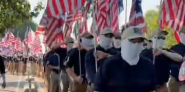 Supremacistas blancos desfilan en los 250 de la independencia de EE.UU.