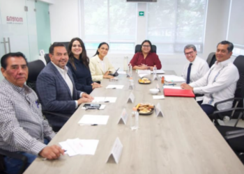 Citlalli Hernández sienta en la mesa a Andrea Chavez y Pérez Cuéllar; también a Chaparro