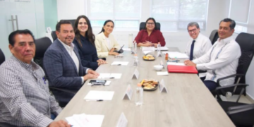 Citlalli Hernández sienta en la mesa a Andrea Chavez y Pérez Cuéllar;  también a Chaparro