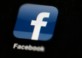 Francia prohíbe el uso de redes sociales a menores de 15 años