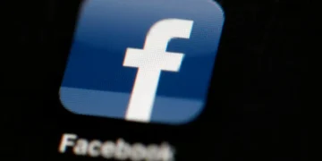 Francia prohíbe el uso de redes sociales a menores de 15 años