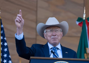Ken Salazar sostiene que EE. UU. no participó en traslado de Zambada