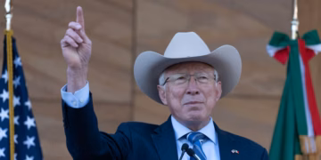 Ken Salazar sostiene que EE. UU. no participó en traslado de Zambada