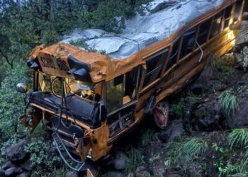 Joven fallecida al caer camión de pasajeros en una hondonada en Madera