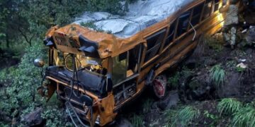 Joven fallecida al caer camión de pasajeros en una hondonada en Madera