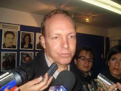 Clary Jones acusa uso de fondos federales para campaña de Pérez Cuéllar