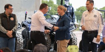 Campos entrega a municipios serranos equipo policial por 10 mdp