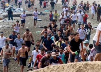 Despliega España al Ejército en Ceuta ante llegada masiva de migrantes y reporta al menos 15 muertos