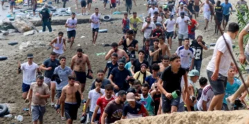 Despliega España al Ejército en Ceuta ante llegada masiva de migrantes y reporta al menos 15 muertos