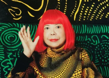 Fallece Yayoi Kusama, icónica artista de vanguardia  Tokio, Japón.- La destacada pintora, escultora y artista de vanguardia japonesa Yayoi Kusama, reconocida a nivel internacional como la reina de los lunares y pionera del arte contemporáneo, falleció a los 97 años de edad en un hospital de Tokio.  El deceso de la emblemática creadora ocurrió el pasado 14 de agosto, de acuerdo con un comunicado emitido por su estudio y museo oficial, el cual precisó que la artista mantuvo su labor creativa y continuó pintando hasta sus últimos días.  Nacida en Matsumoto, Japón, en 1929, Kusama construyó un lenguaje visual único basado en la repetición obsesiva de patrones, puntos y redes infinitas, un sello influenciado por las alucinaciones visuales que experimentaba desde su infancia y que transformó en el núcleo de su obra plástica.  Tras formarse en técnicas tradicionales de pintura en Japón, se trasladó a finales de la década de 1950 a la ciudad de Nueva York, donde se integró de manera activa a la escena vanguardista experimental, destacando en corrientes como el pop art, el minimalismo y el arte de performance. Durante esa etapa en Estados Unidos, combinó su producción artística con el activismo político en contra de la guerra de Vietnam.  A su regreso definitivo a Japón en la década de 1970, Kusama adoptó de manera voluntaria una residencia en un hospital psiquiátrico en Tokio a partir de 1977, establecimiento desde el cual continuó desplazándose diariamente a su estudio cercano para desarrollar su prolífica obra.  Su carrera experimentó un renacimiento global masivo en las últimas décadas, convirtiéndola en una de las artistas vivas más cotizadas y populares del mundo. Sus imponentes instalaciones, como los famosos cuartos de espejos infinitos (Infinity Mirror Rooms) y sus monumentales esculturas de calabazas, rompieron récords de asistencia en los museos más importantes del planeta y redefinieron la relación entre el espectador y el espacio artístico.
