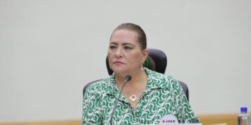 Despide INE a 836 profesionistas y encienden alertas por operación electoral