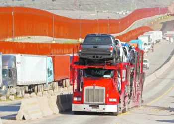 Retiro de visas B-1 a operadores de carga amenaza freno a comercio fronterizo