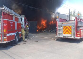 Incendio en recicladora de metales en la colonia Satélite