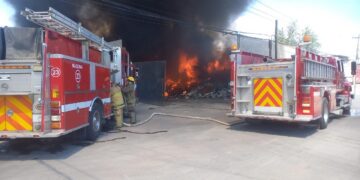Incendio en recicladora de metales en la colonia Satélite