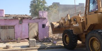 Demuelen dos fincas en abandono sobre la calle Ignacio Mejía por riesgos de seguridad